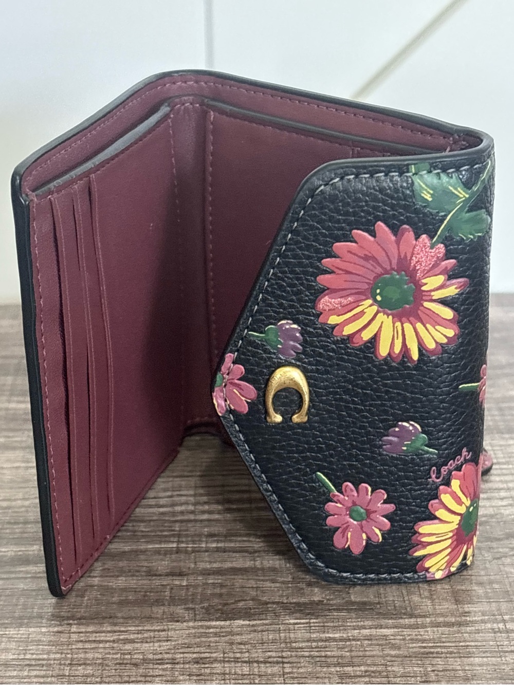 EUC Coach Leather Wyn Wallet in Printed Floral - Picture 3 of 13